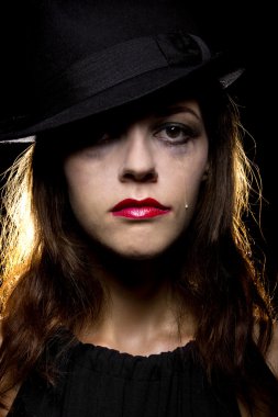 üzgün kadın gözyaşı ağlıyor