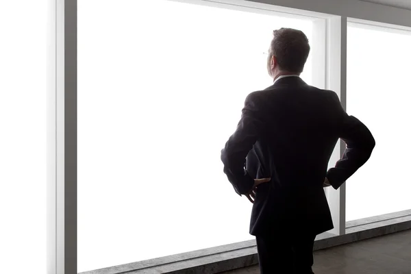 窓の外を見ている実業家 — ストック写真
