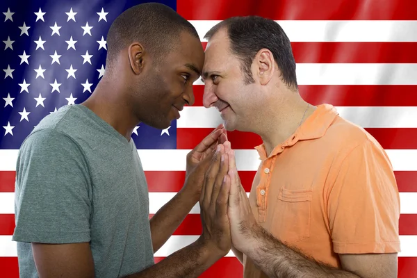 Interracial gay pareja celebrando 4 de julio — Foto de Stock