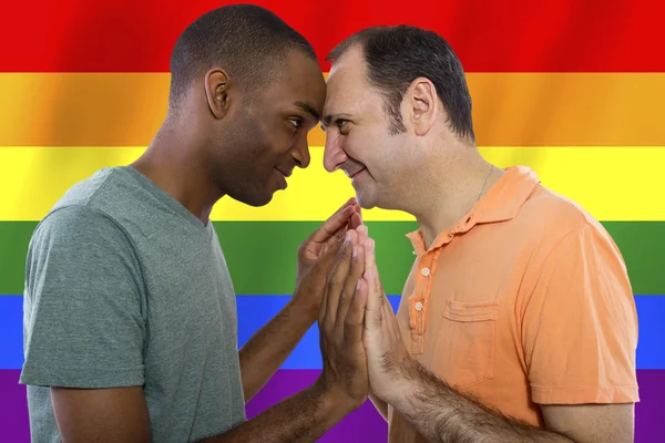 Homosexual couple with a rainbow gay pride flag — 图库照片