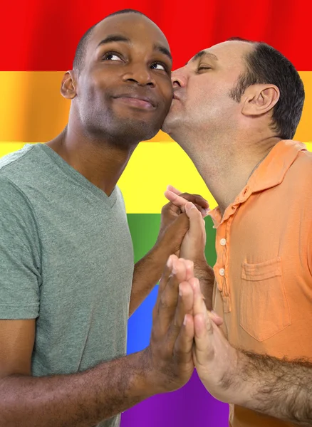 Homossexual casal com um arco-íris gay orgulho bandeira — Fotografia de Stock