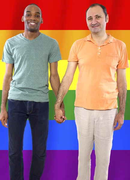 Homosexual couple with a rainbow gay pride flag — Stockfoto