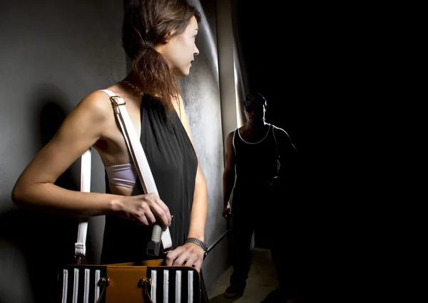 Mujer usando un spray de pimienta — Foto de Stock