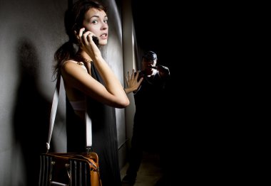 Yardım için 911'i aramayı kadın