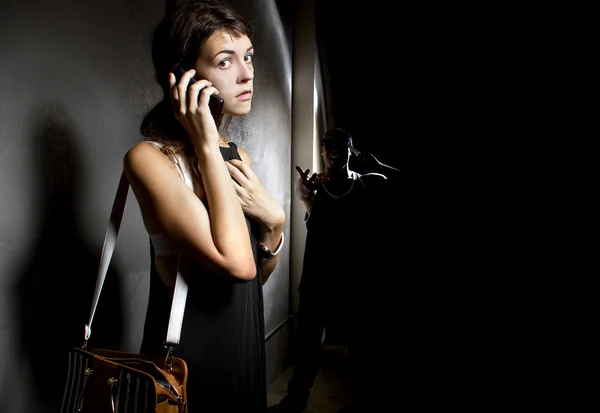 Mujer llamando al 911 para pedir ayuda — Foto de Stock