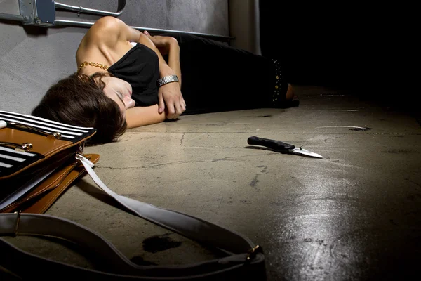 Female lying dead on a street alley — Stock Photo, Image