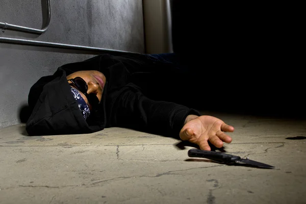 Un hombre en un callejón asesinado con un cuchillo — Foto de Stock