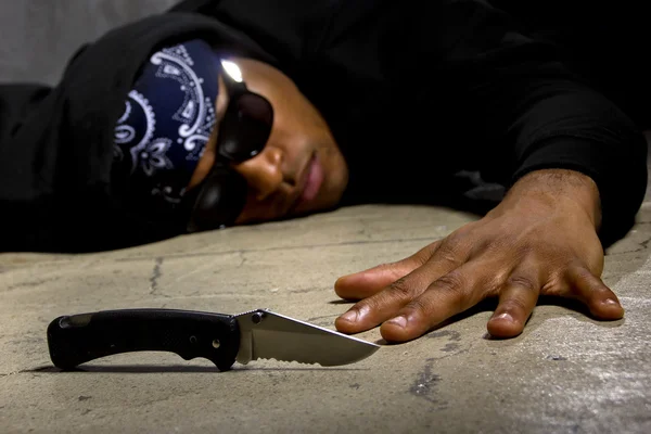 Un hombre en un callejón asesinado con un cuchillo — Foto de Stock