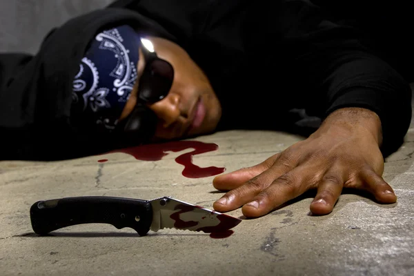 Man i en gatan gränd dödats med en kniv — Stockfoto