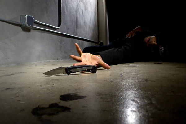 Homem num beco de rua morto com uma faca — Fotografia de Stock