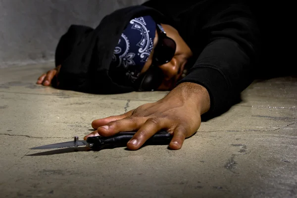 Homem num beco de rua morto com uma faca — Fotografia de Stock