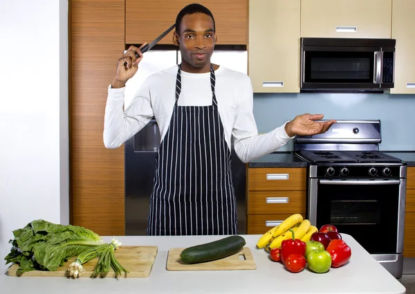 Homem aprendendo a cozinhar em uma cozinha doméstica — Fotografia de Stock