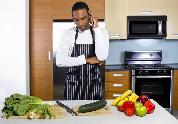 Člověk se učí, jak vařit v domácí kuchyni — Stock fotografie