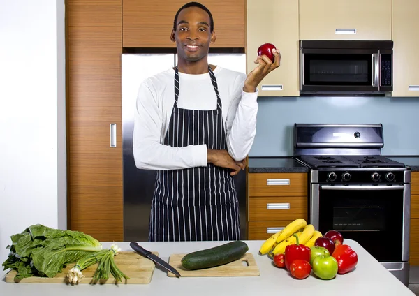 Homem aprendendo a cozinhar em uma cozinha doméstica — Fotografia de Stock