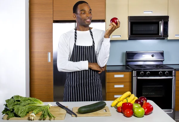 Homme apprendre à cuisiner dans une cuisine domestique — Photo