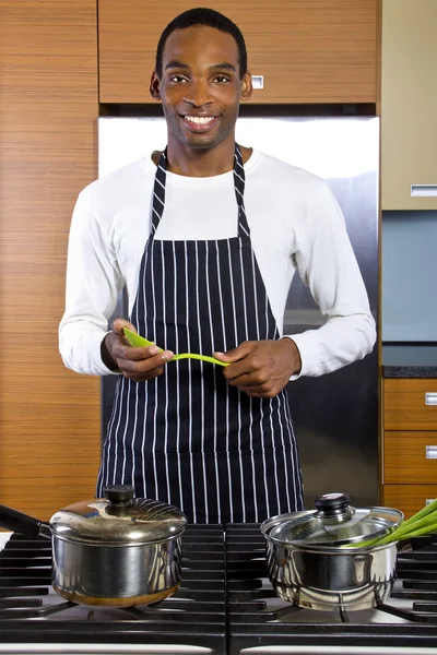 Homem aprendendo a cozinhar em uma cozinha doméstica — Fotografia de Stock