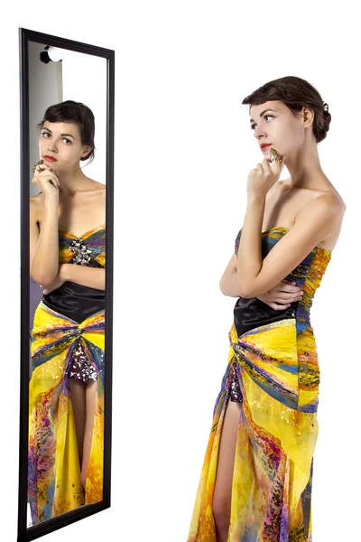 Žena při pohledu na ni sebe v zrcadle — Stock fotografie