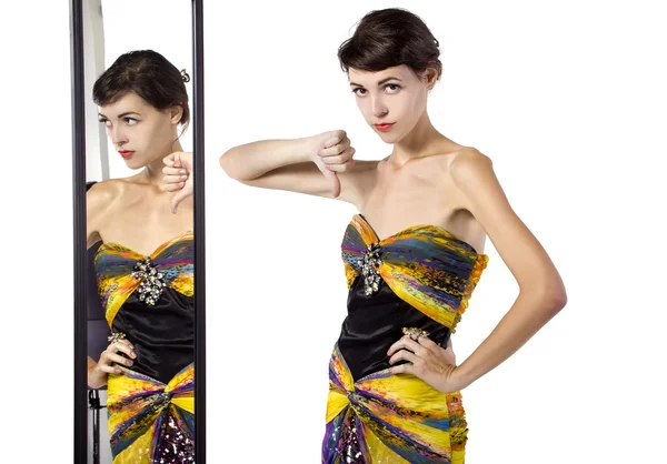 Kvinna som bär tittar på spegeln — Stockfoto