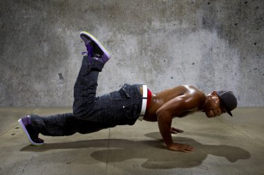 Çekirdek denge egzersizleri gösteren adam