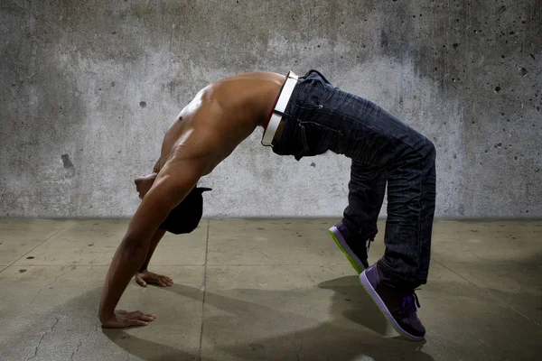 Muž prokazuje základní rovnováhu cvičení — Stock fotografie