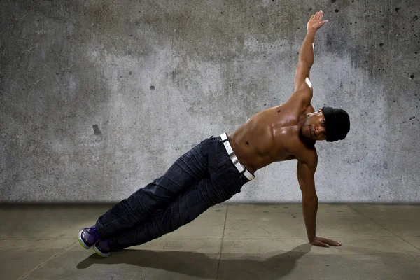 Homme démontrant des exercices d'équilibre de base — Photo