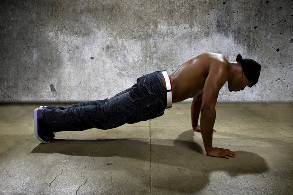 Masculino fazendo push ups em um concreto — Fotografia de Stock
