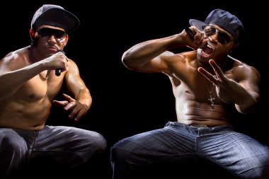 gömleksiz erkekler mikrofonlar ile