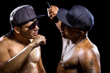 gömleksiz erkekler mikrofonlar ile