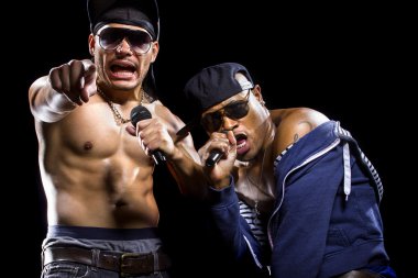 gömleksiz erkekler mikrofonlar ile