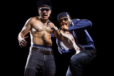 gömleksiz erkekler mikrofonlar ile