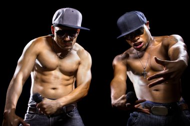 gömleksiz erkekler mikrofonlar ile