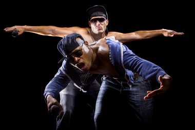 gömleksiz erkekler mikrofonlar ile