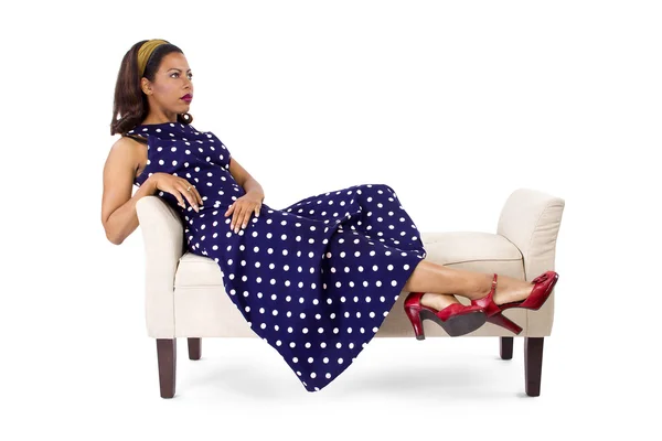 Mujer en vestido vintage en chaise lounge — Foto de Stock