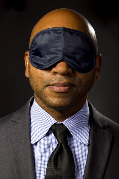 Homme d'affaires portant un masque pour les yeux — Photo