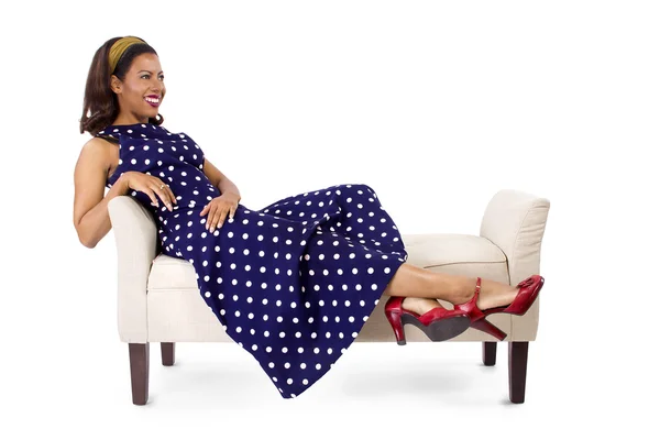 Mujer en vestido vintage en chaise lounge — Foto de Stock