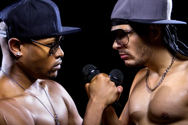 Dois rappers com microfones — Fotografia de Stock