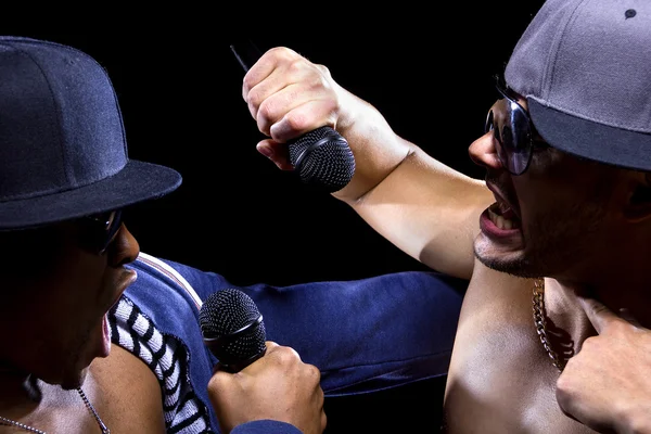 Zwei Rapper mit Mikrofonen — Stockfoto