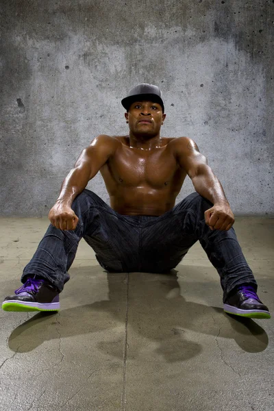 Człowiek nosi ubrania hip-hopu — Zdjęcie stockowe