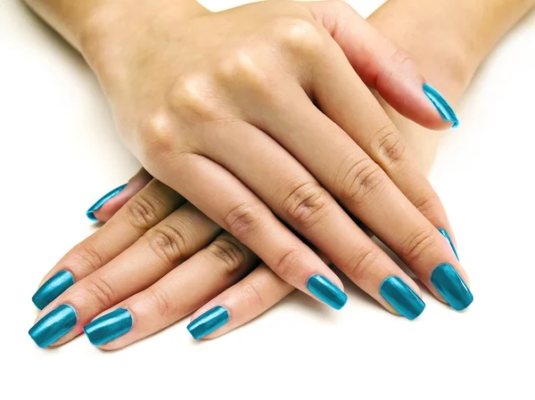 Manos femeninas mostrando esmalte de uñas — Foto de Stock