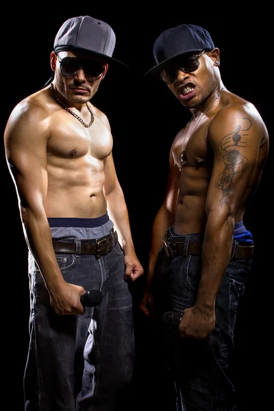 gömleksiz erkekler mikrofonlar ile