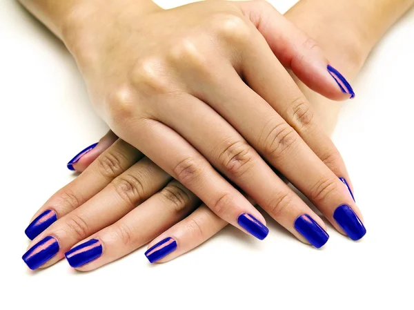 Manos femeninas mostrando esmalte de uñas — Foto de Stock