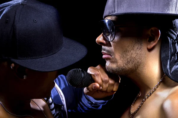 Két rapper mikrofonnal — Stock Fotó
