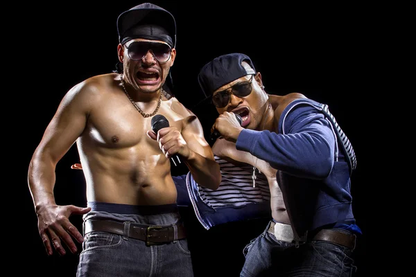 gömleksiz erkekler mikrofonlar ile