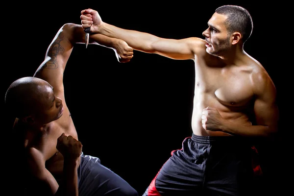 Instructor de lucha demostrando defensa propia — Foto de Stock