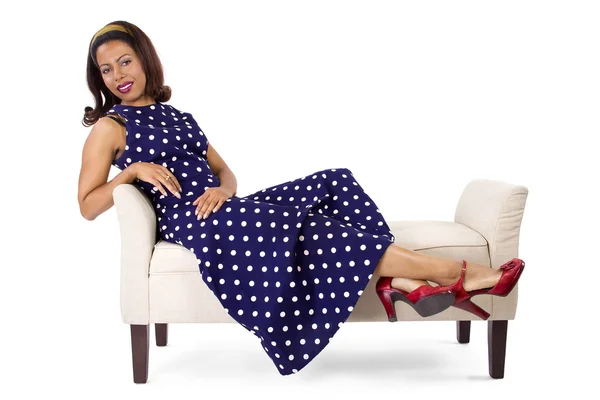 Donna in abito vintage sulla chaise lounge — Foto Stock