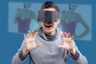 kulaklık ile 3D film izleyen adamım