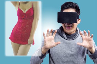 kulaklık ile 3D film izleyen adamım