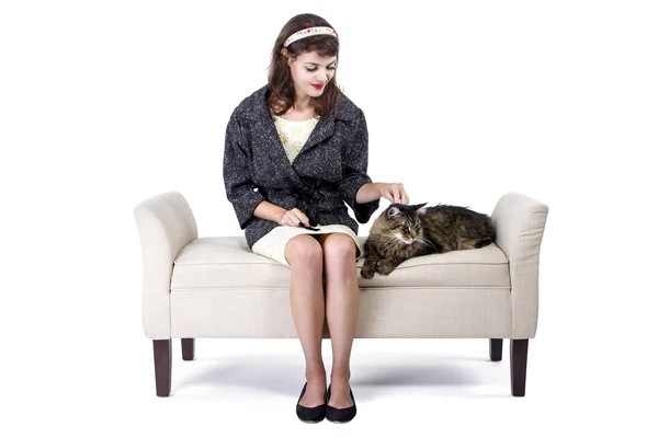 Frau streichelt Maine Coon Katze — Stockfoto
