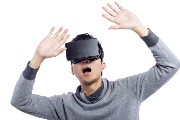 Man wearing virtual reality goggles — Stock Photo, Image