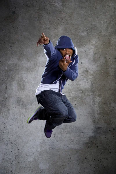Dançarino de Break pulando — Fotografia de Stock